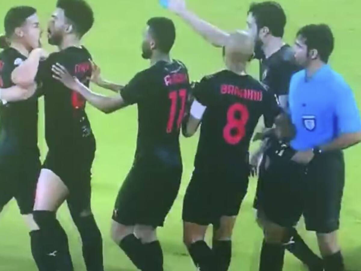 Video: ¡James descontrolado! Expulsión y enfrentamiento con el árbitro