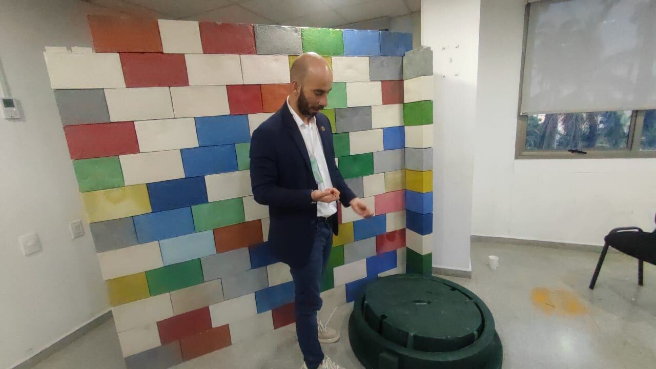 Proponen reemplazar las tapas de alcantarilla de Bucaramanga por unas de plástico 100 % reciclado.