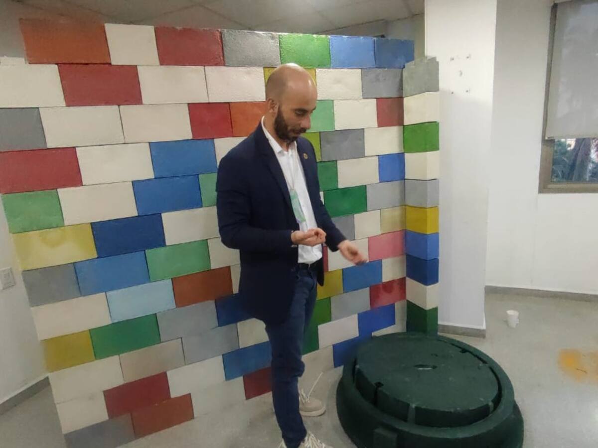 En Bucaramanga reemplazan tapas de alcantarilla por unas de plástico reciclado