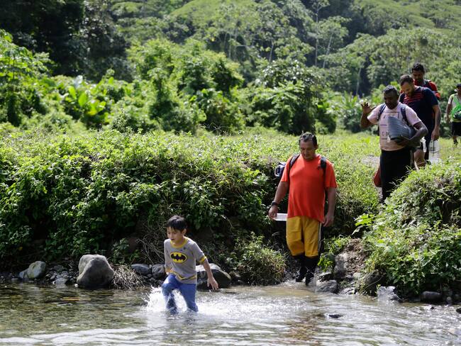 AME5278. LAJAS BLANCAS (PANAMÁ), 30/08/2023.- Migrantes caminan en la selva del Darién, el 18 de agosto de 2023, en el sector de Lajas Blancas, en Darién (Panamá). Más de 320.000 migrantes que viajan hacia EE.UU. cruzaron este año la jungla del Darién, la peligrosa frontera entre Panamá y Colombia que es la entrada a Centroamérica desde el sur. EFE/ Carlos Lemos
