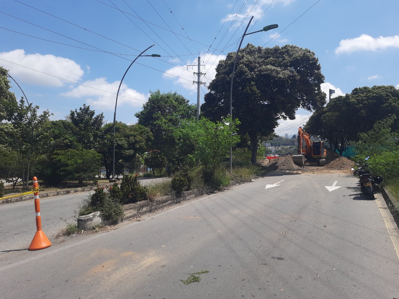 Obras del tercer carril en el barrio Diamante 2 de Bucaramanga no están suspendidas. Foto: Caracol Radio.
