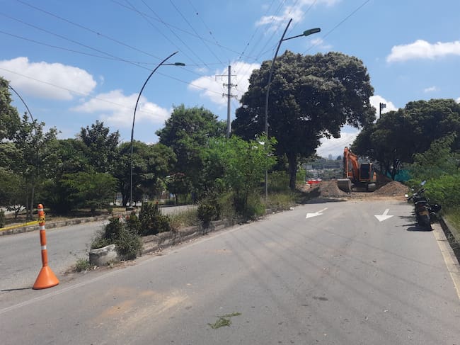 Obras del tercer carril en el barrio Diamante 2 de Bucaramanga no están suspendidas. Foto: Caracol Radio.