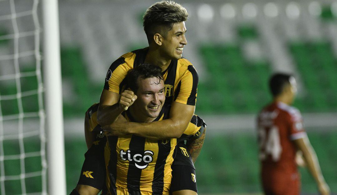 Guaraní dejó en el camino al boliviano Royal Parí.