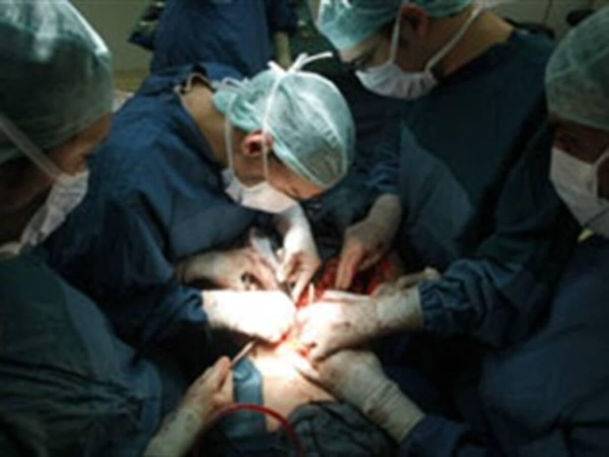 El primer paciente sometido a trasplante de cara 'evoluciona favorablemente' en España