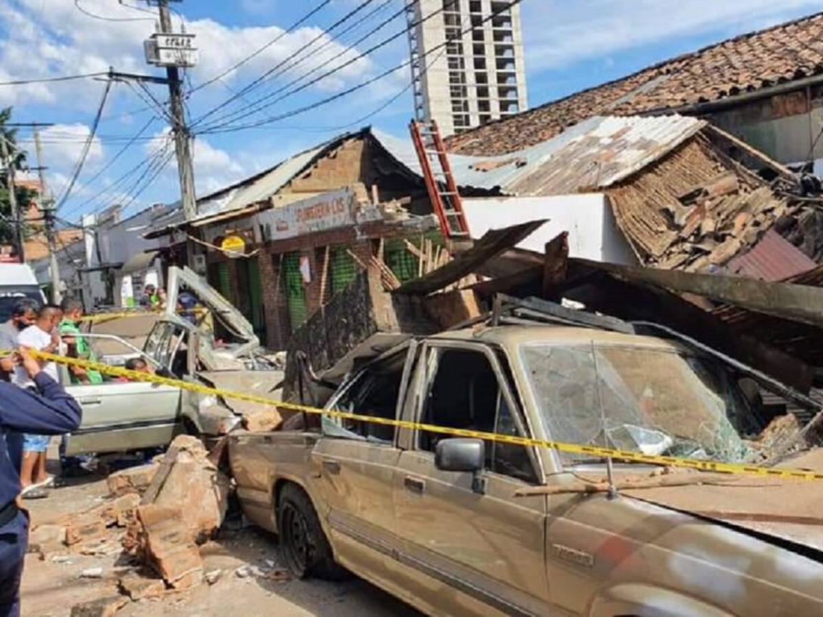 Dos personas heridas y dos carros afectados por desplome un local en Bello
