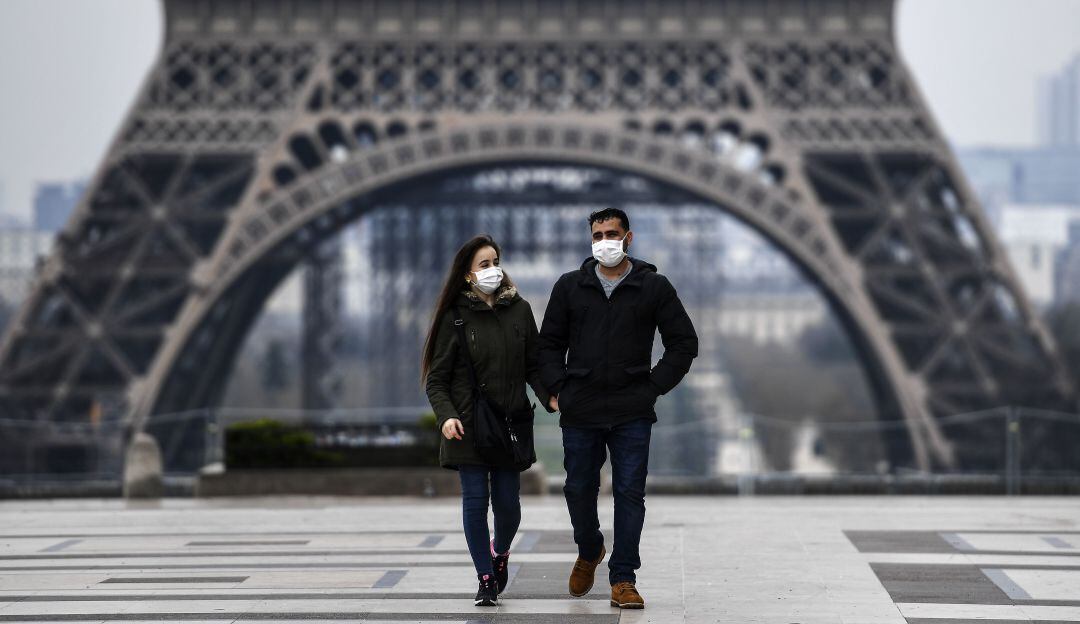 Una pareja de turistas en París en medio de las restricciones por COVID-19.