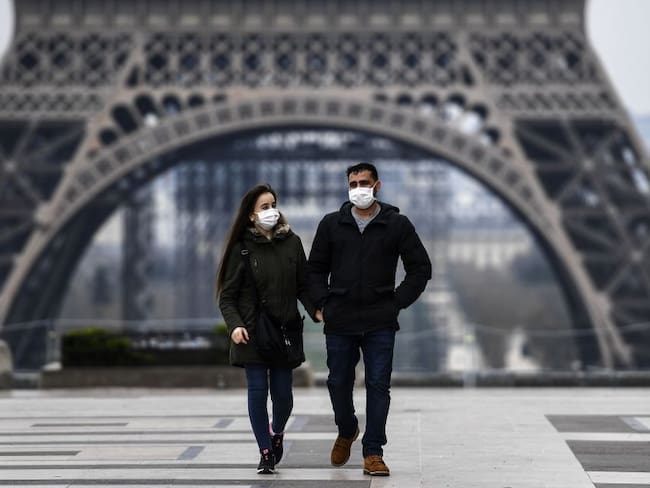 Una pareja de turistas en París en medio de las restricciones por COVID-19.
