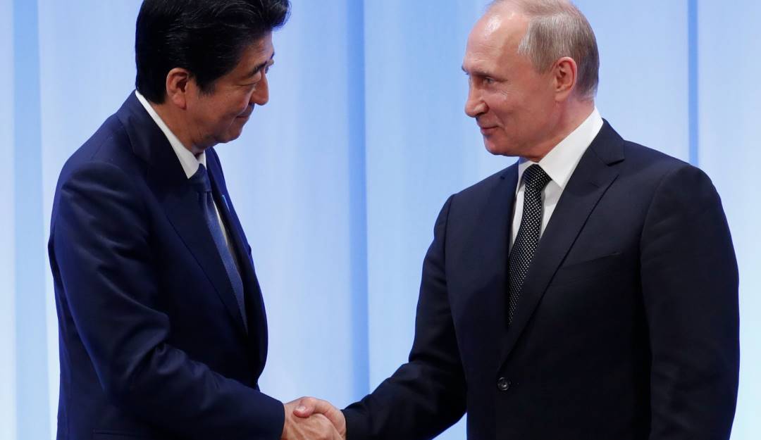 El entonces primer ministro japonés, Shinzo Abe (izq), y el presidente ruso, Vladimir Putin (der).                          Foto: Getty 