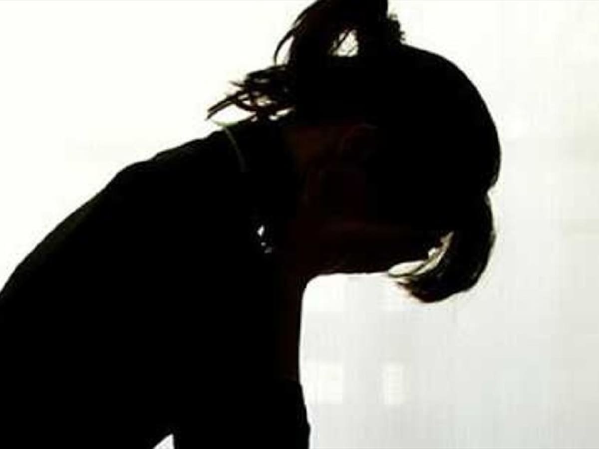 Pliegos de cargos a profesor por presuntos actos irrespetuosos con una alumna