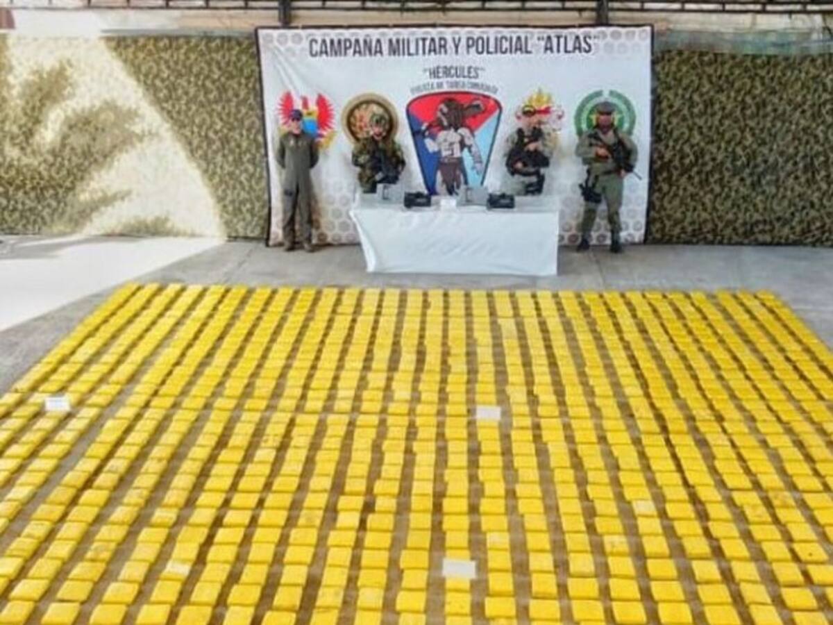 Incautan tres toneladas de cocaína dentro de una lancha en el Pacífico