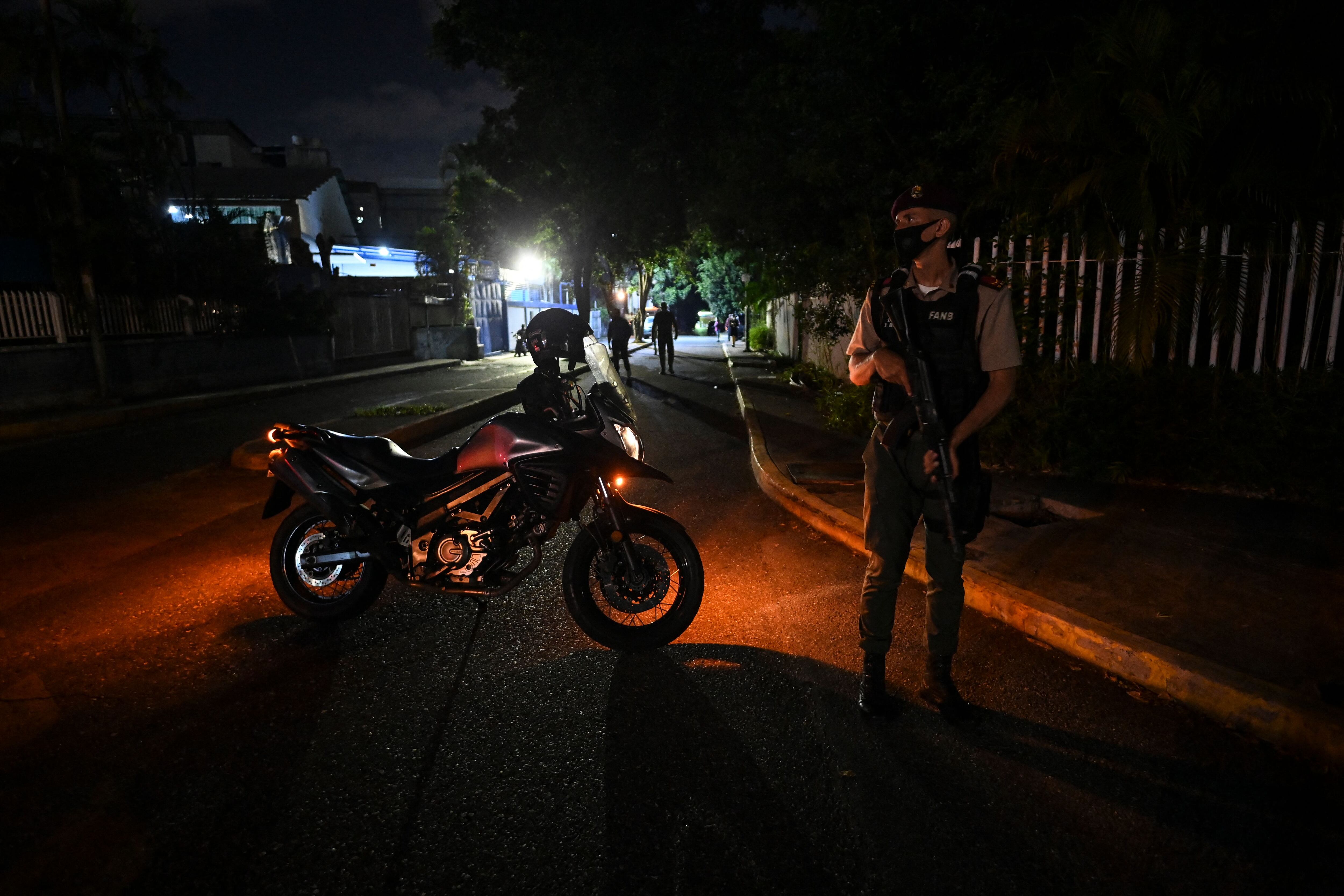 Miembros de la Guardia Nacional Bolivariana en frente de la sede del periódico El Nacional.
(Foto: YURI CORTEZ/AFP via Getty Images)