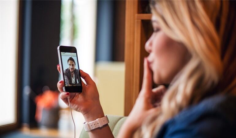 En medio de la distancia, ¿usted a quién quisiera enviarle un beso?. Foto: Getty Images