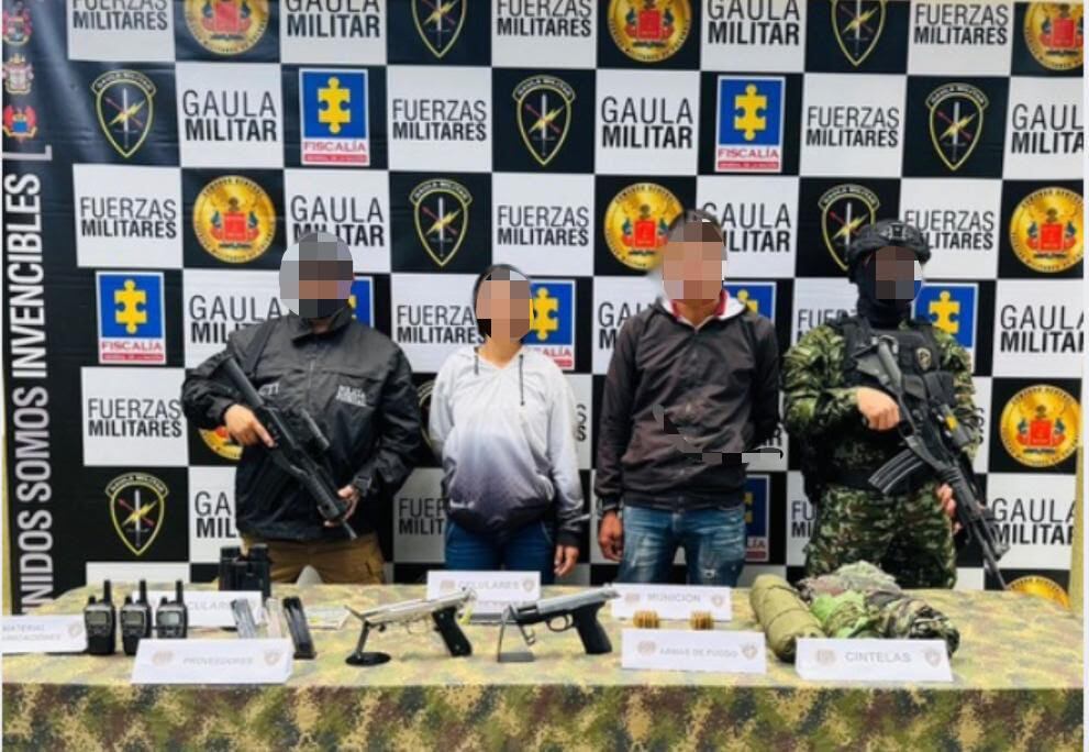 Alias 'Camilo' y 'La Flaca' deberán enfrentar cargos por fabricación, tráfico y porte de armas de fuego. Foto: Ejército.