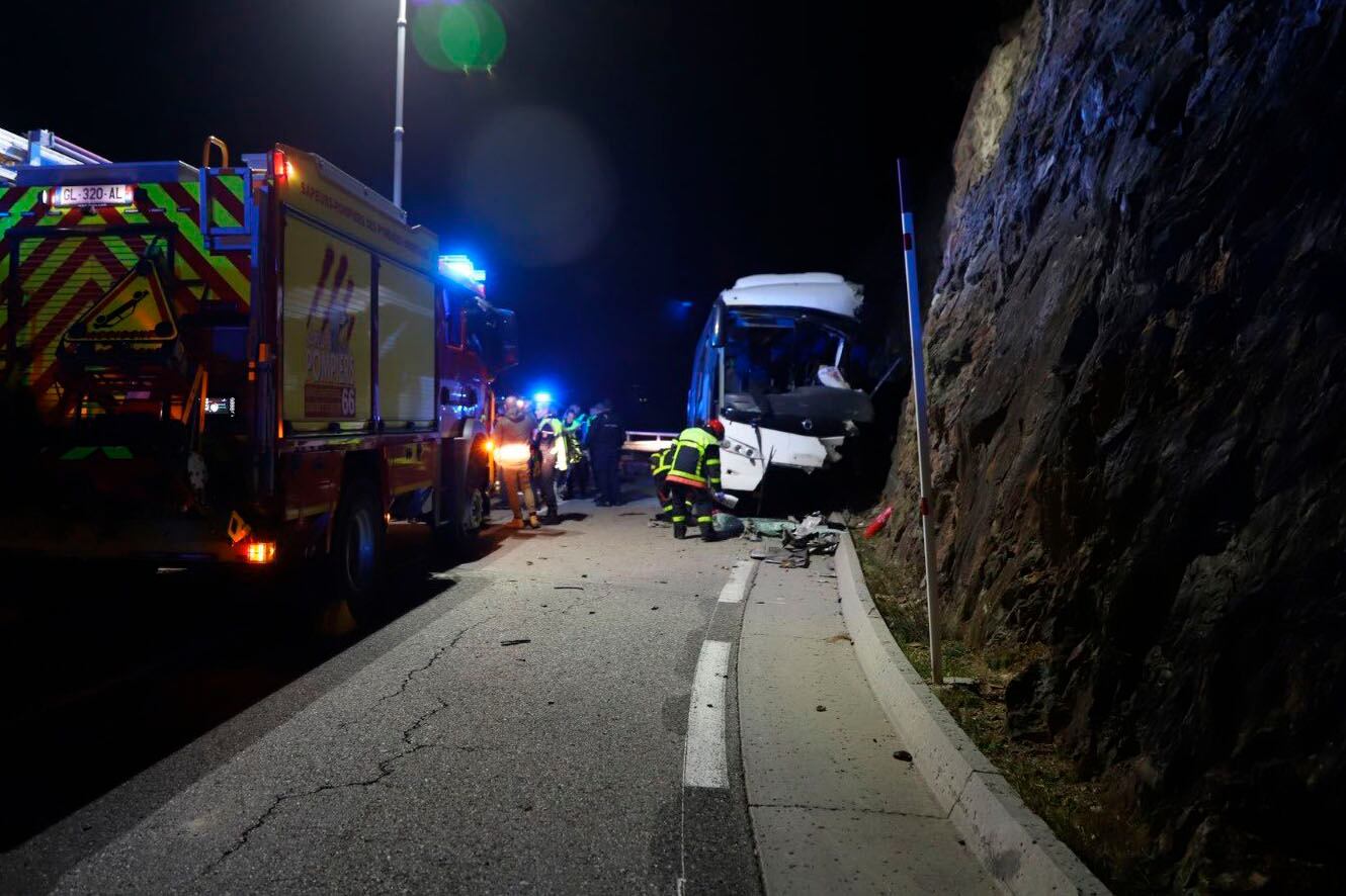 Accidente de un autobús español que tuvo lugar en una carretera de montaña en el departamento de Pirineos Orientales, en el sur del Francia. 
EFE/Bomberos de los Pirineos Orientales/Anthony CIRERA