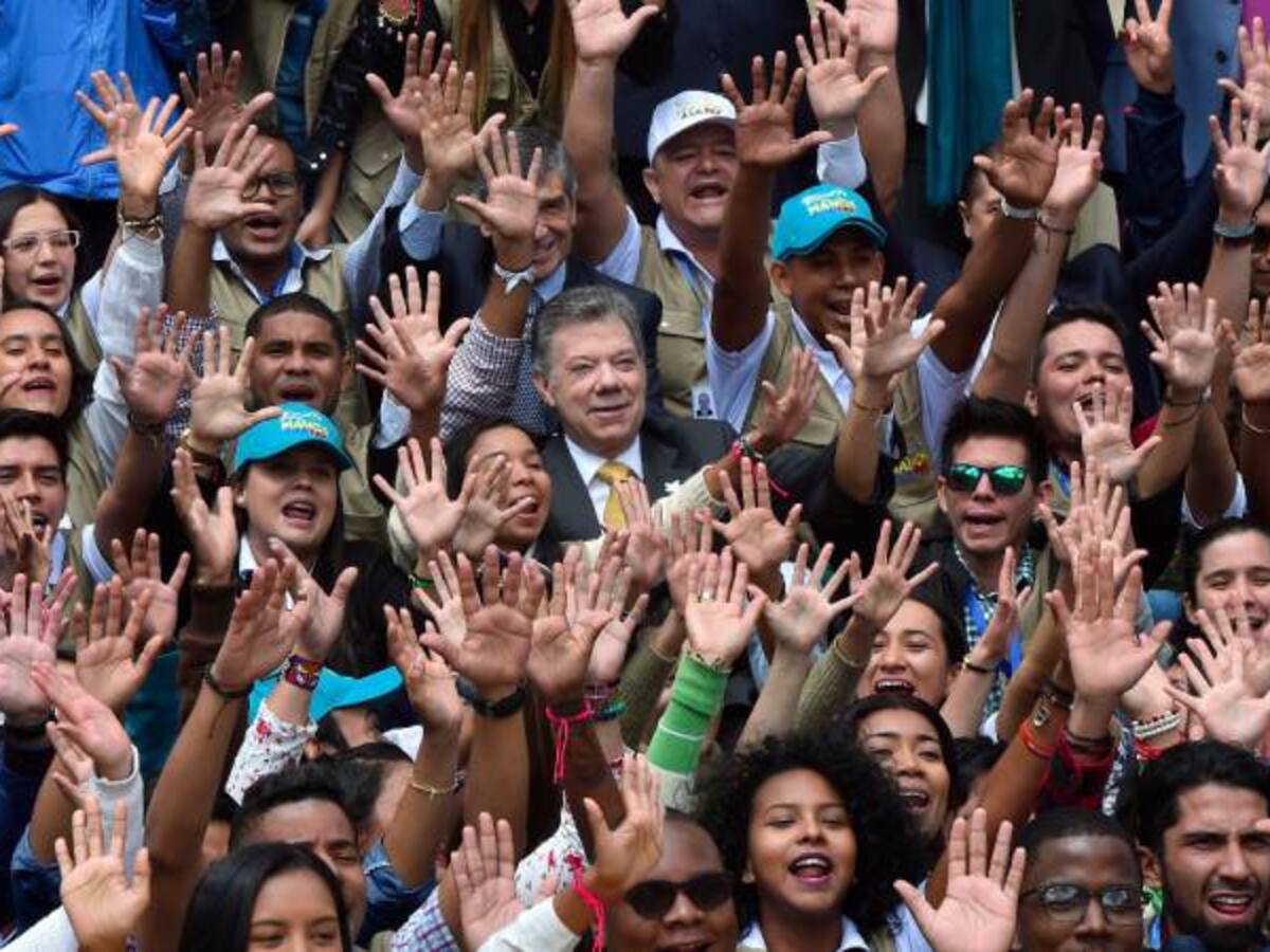 Pasantes en zonas de conflicto ayudan a construir paz y al desarrollo de las regiones: Santos