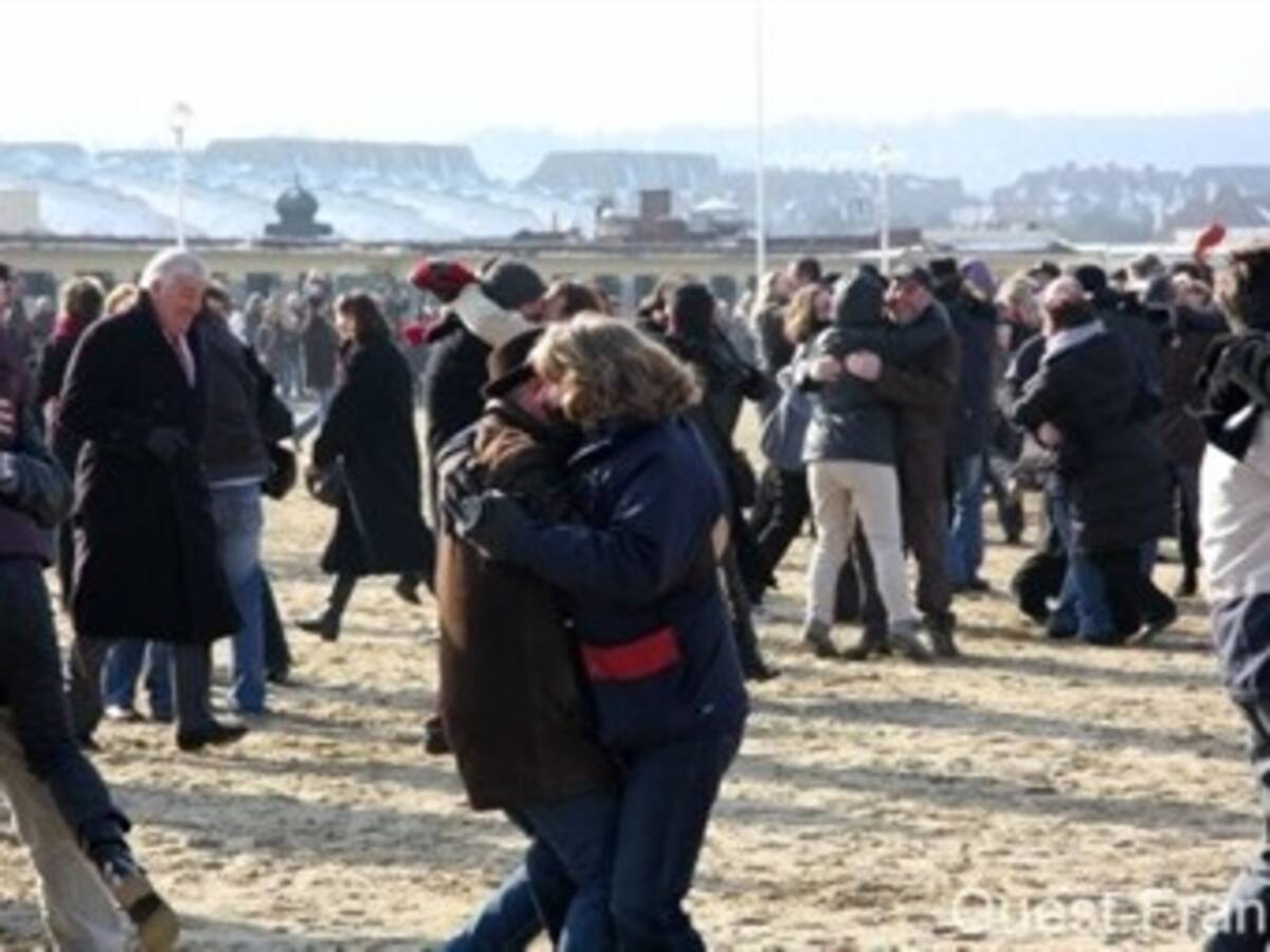 Se besan 200 parejas en Francia rememorando una famosa escena de cine