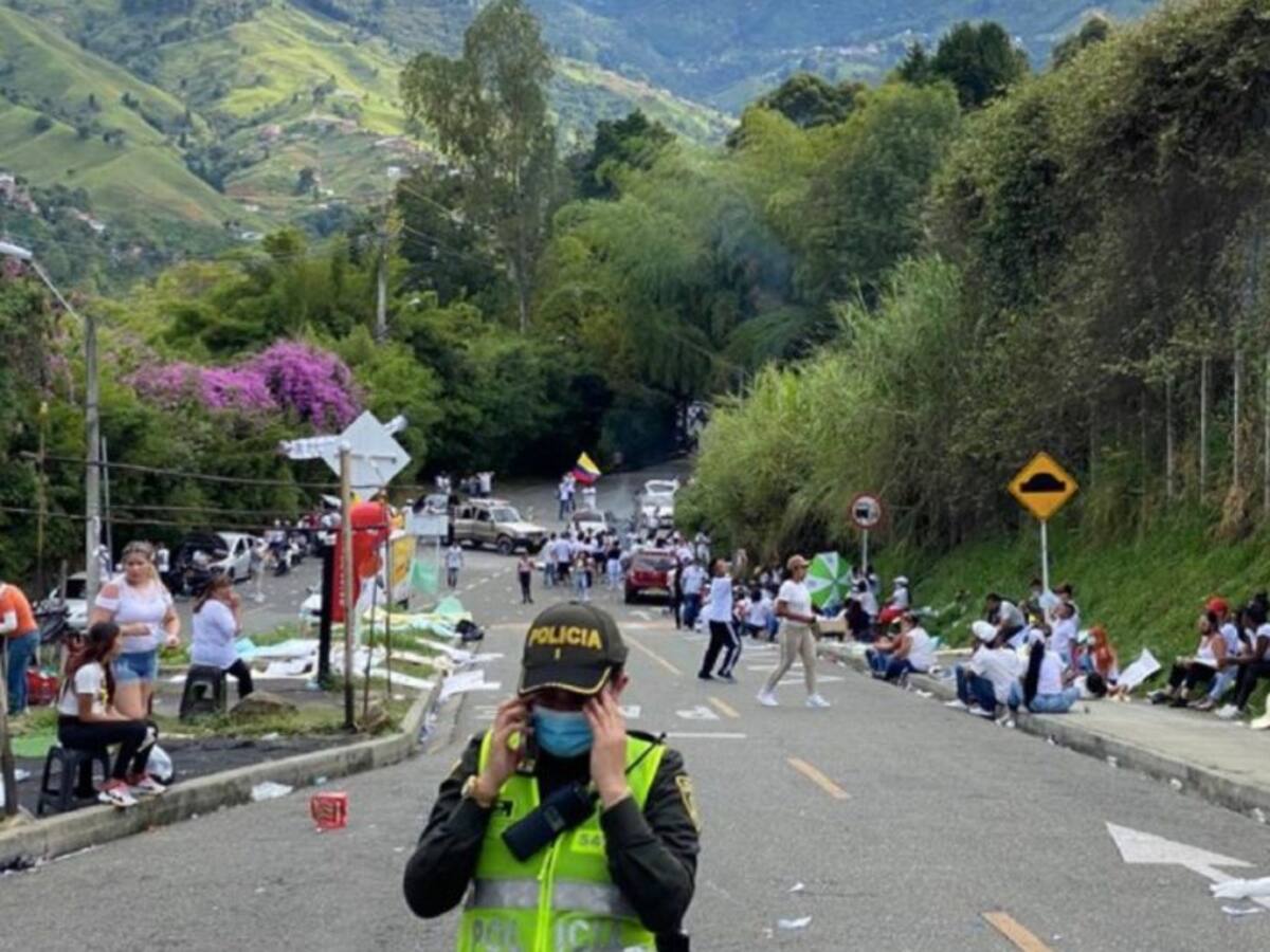 Familiares de internos de la cárcel el pedregal, bloquearon vía