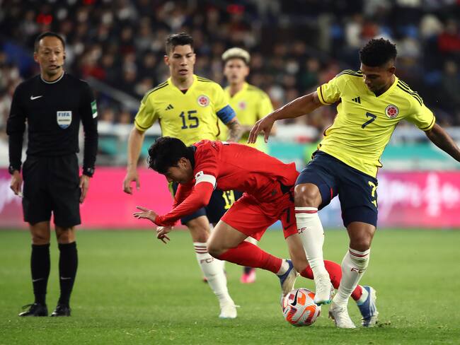 ULSAN, SOUTH KOREA - MARCH 24: Son Heung-min of South Korea competes for the ball with Diego Luis Valoyes Ruis of Colombia during the international friendly match between South Korea and Colombia at Ulsan Munsu Football Stadium on March 24, 2023 in Ulsan, South Korea. (Photo by Chung Sung-Jun/Getty Images)