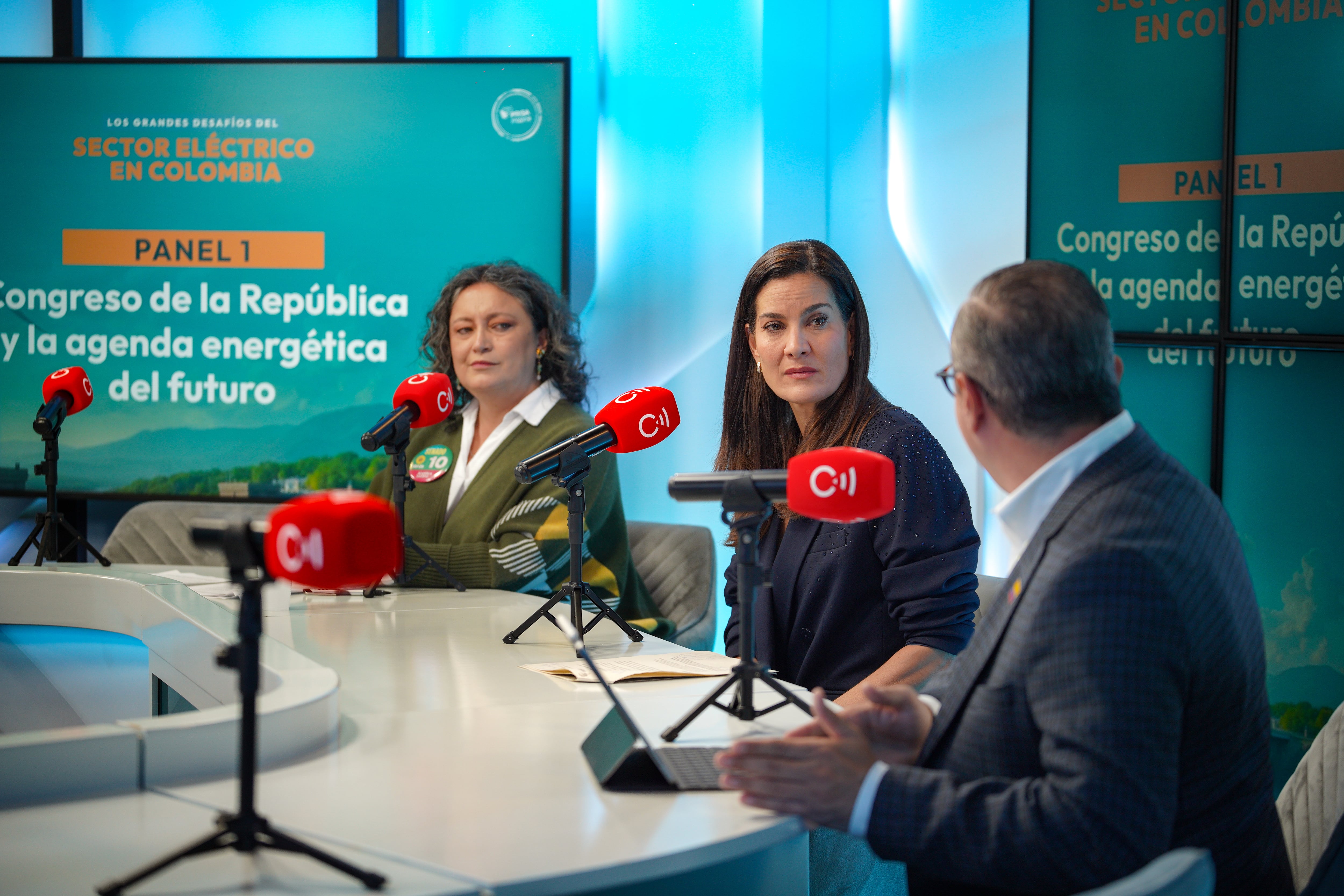Angelica Lozano, senadora y candidata al Congreso; Vanessa de la Torre, directora de Dos Puntos de Caracol Radio y Juan Espinal, representante a la Cámara y candidato al Senado durante Los Grandes Desafíos del Sector Eléctrico en Colombia. | Foto: Caracol Radio