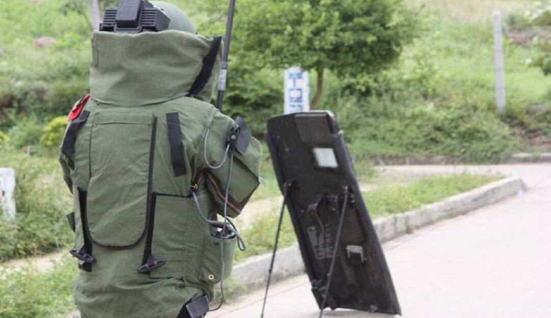 Desactivan artefactos explosivos en un parqueadero