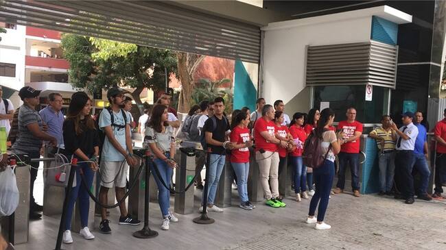 Amarrados de manos protestaron profesores, estudiantes y padres de familia en Uniautónoma. Foto: La Wcon Julio Sánchez Cristo