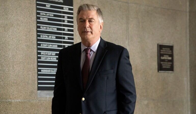 Alec Baldwin disparó un arma de utilería que dejó una mujer muerta en el set. Foto: Getty Images