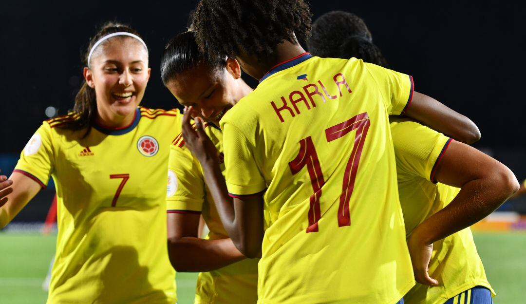 Gabriela Rodríguez festeja el primer gol de Colombia ante Paraguay.