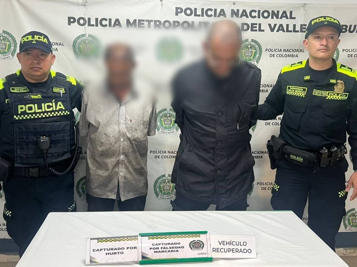 Capturados dos hombres cuando intentaban cambiar la placa de un vehículo hurtado en Medellín