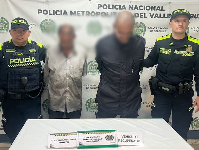 Capturados dos hombres cuando intentaban cambiar la placa de un vehículo hurtado en Medellín Foto: Policía Nacional