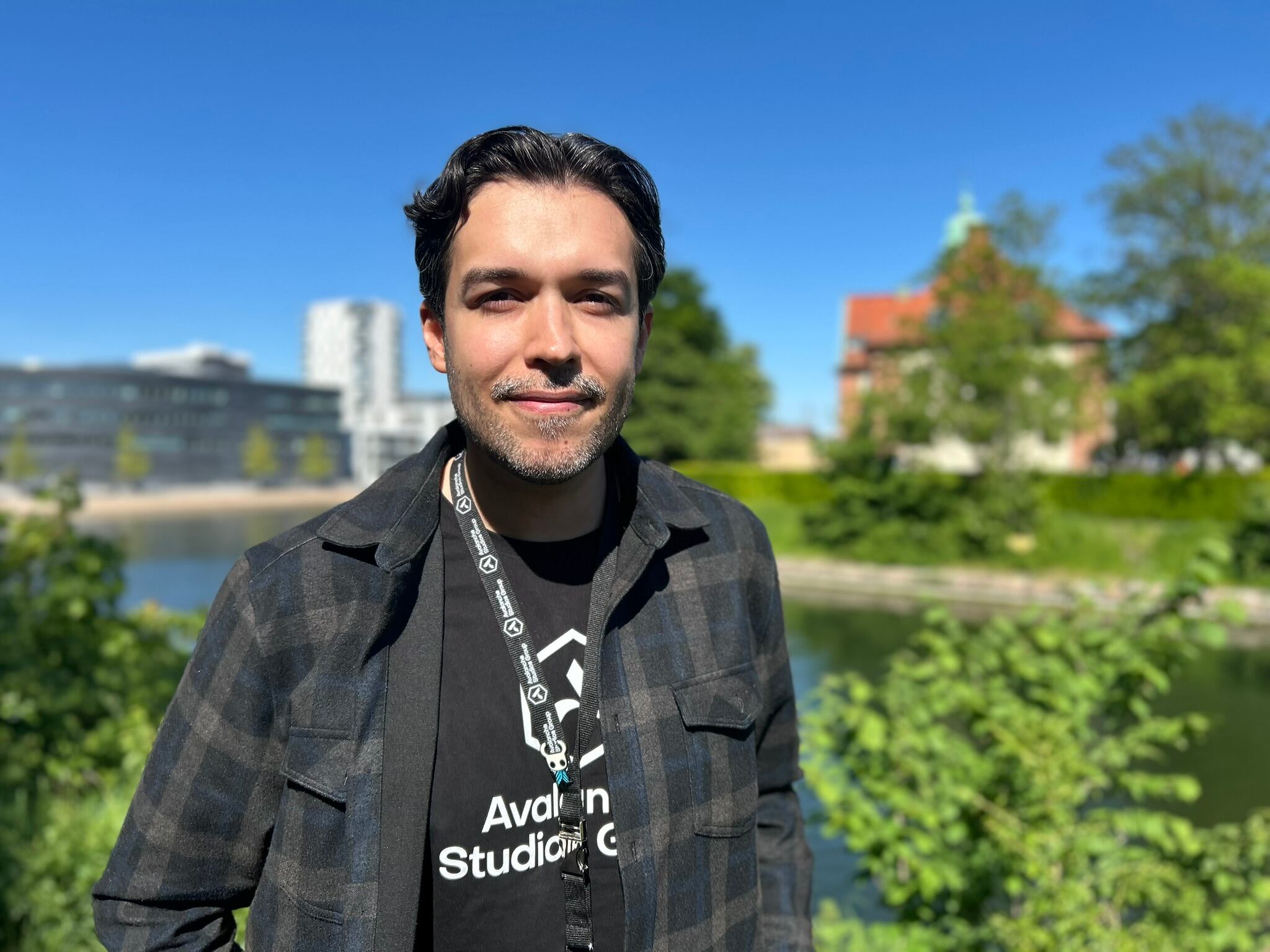 Daniel Velásquez vive en Suecia desde 2018 y ha colaborado con entidades como el Instituto Sueco. Considera que Colombia y Suecia comparten un fuerte interés por la defensa de la naturaleza, un camino en el que ambas naciones trabajan de manera cercana. | Foto: Caracol Radio