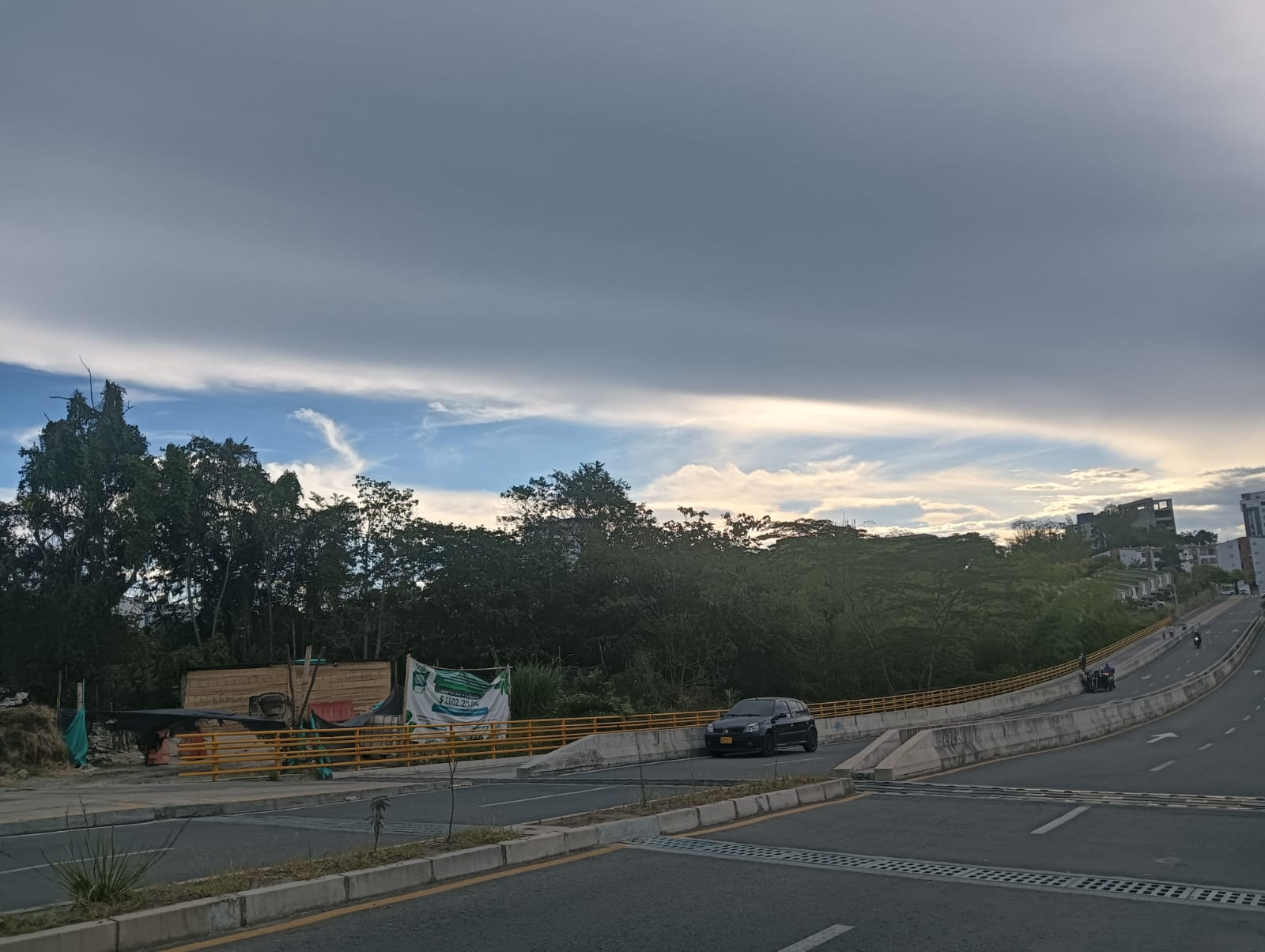 Días de nubes grises en el cielo de Armenia en medio del tiempo seco. Foto Adrián Trejos
