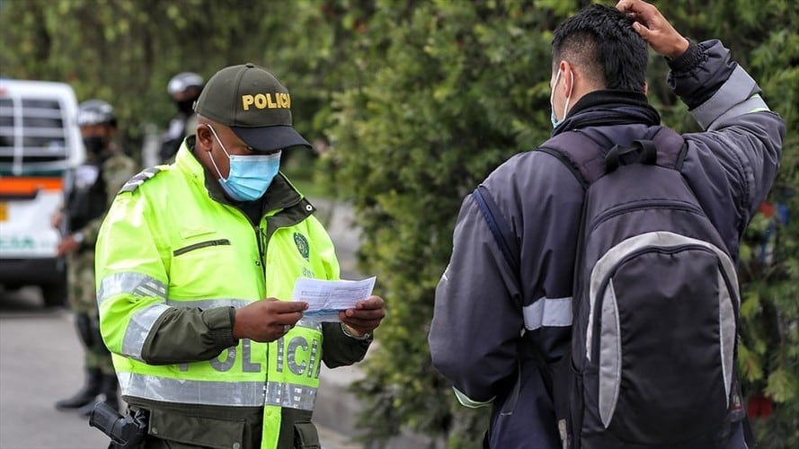 Comparendos por no cumplir con la cuarentena estricta en Bogotá. Foto: Colprensa