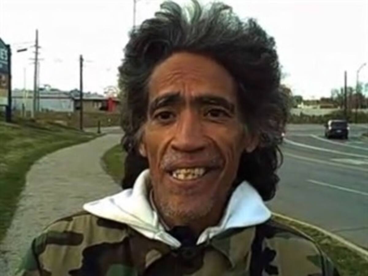 El “mendigo de la voz de oro” vuelve a casa