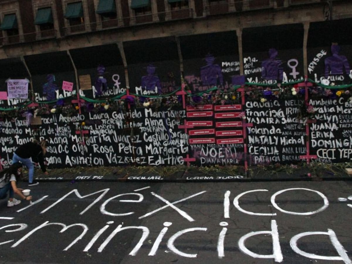 Mujeres mexicanas convierten muro de AMLO en memorial de feminicidios