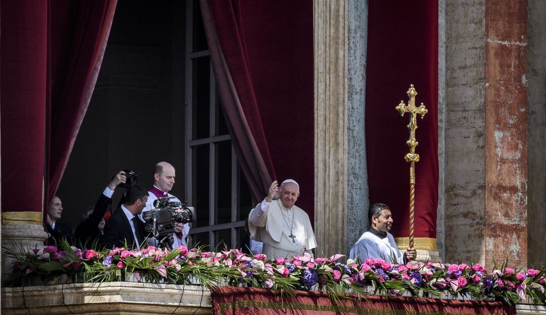 El papa Francisco imparte la bendición Urbi et Orbi en el Vaticano 
