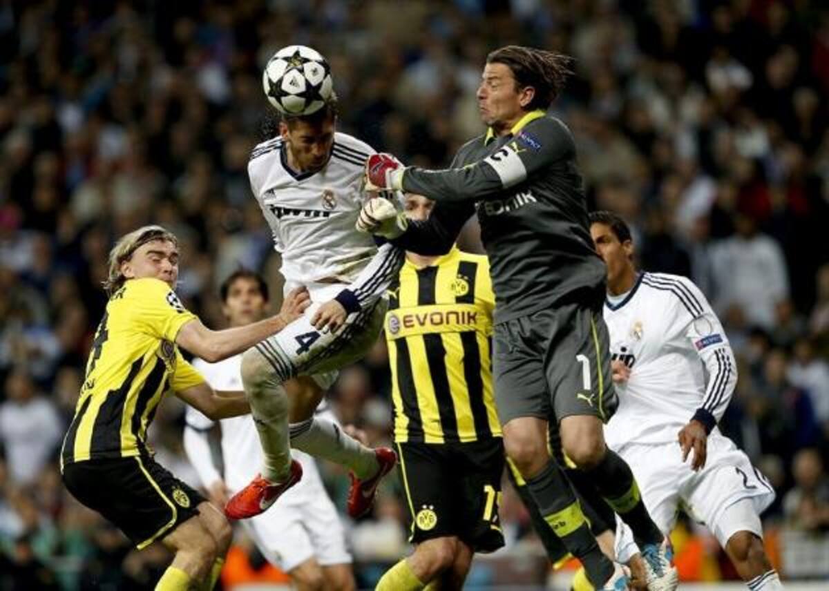 Sergio Ramos remata de cabeza ante la acción de Weidenfeller.