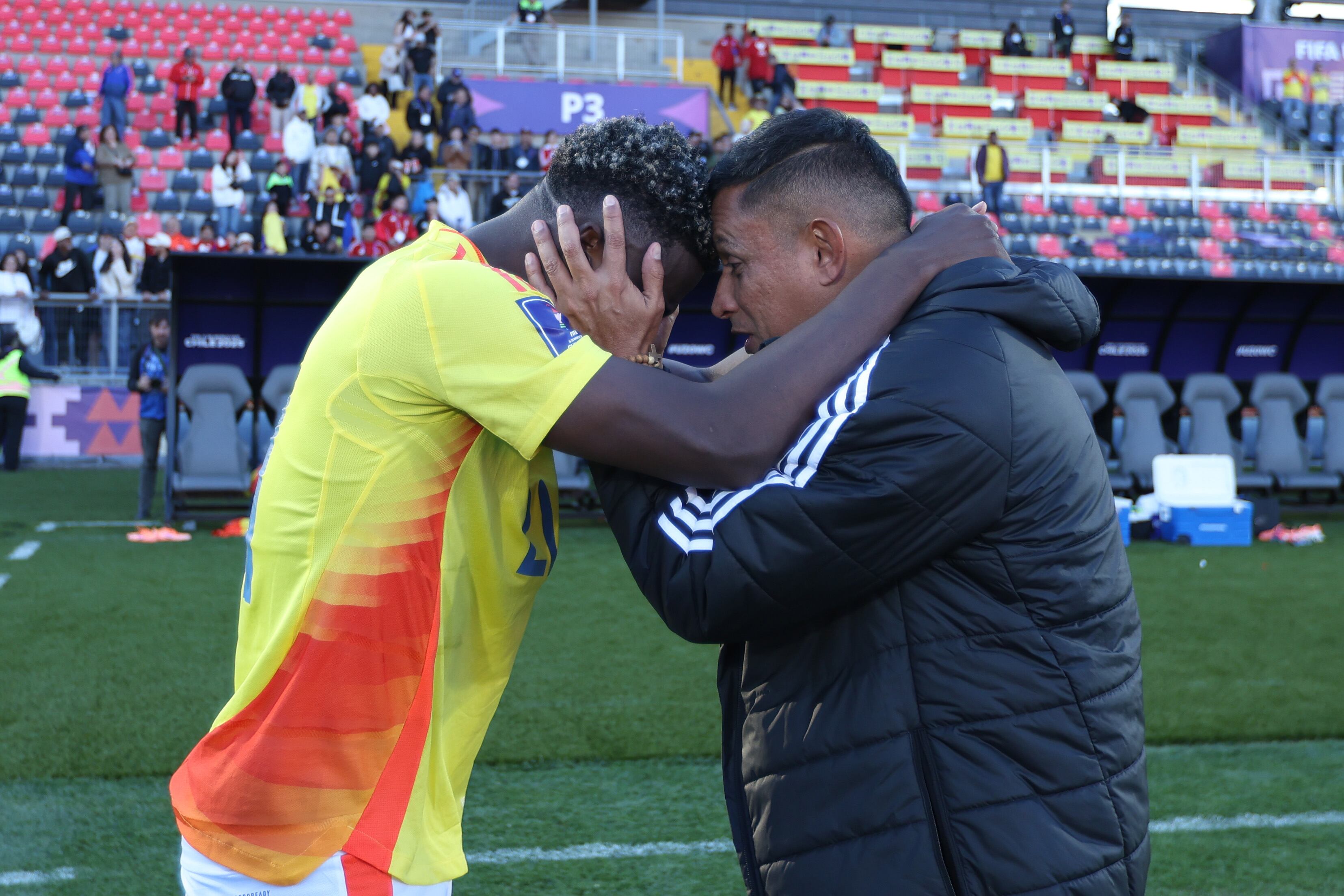 Néiser Villarreal junto a César Torres, DT de la Selección Colombia Sub-20. (Photo by Ricardo Moreira - FIFA/FIFA via Getty Images)