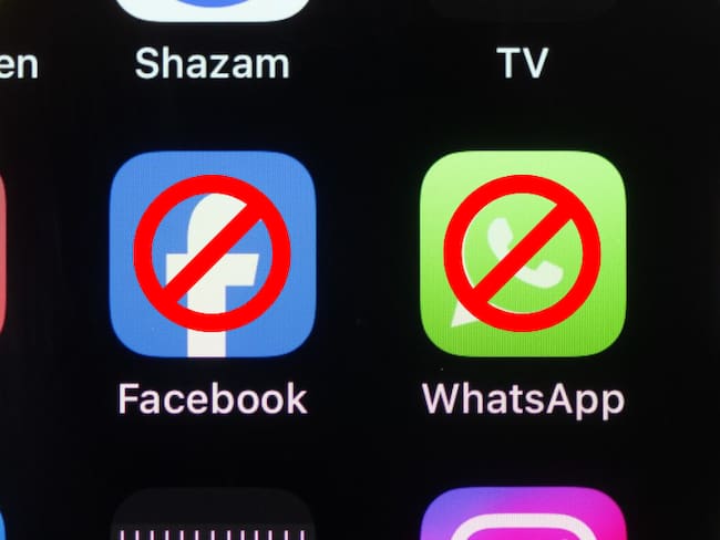 Imagen de iconos de WhatsApp y Facebook, aplicaciones de Meta / Signos de bloqueo (Getty Images)