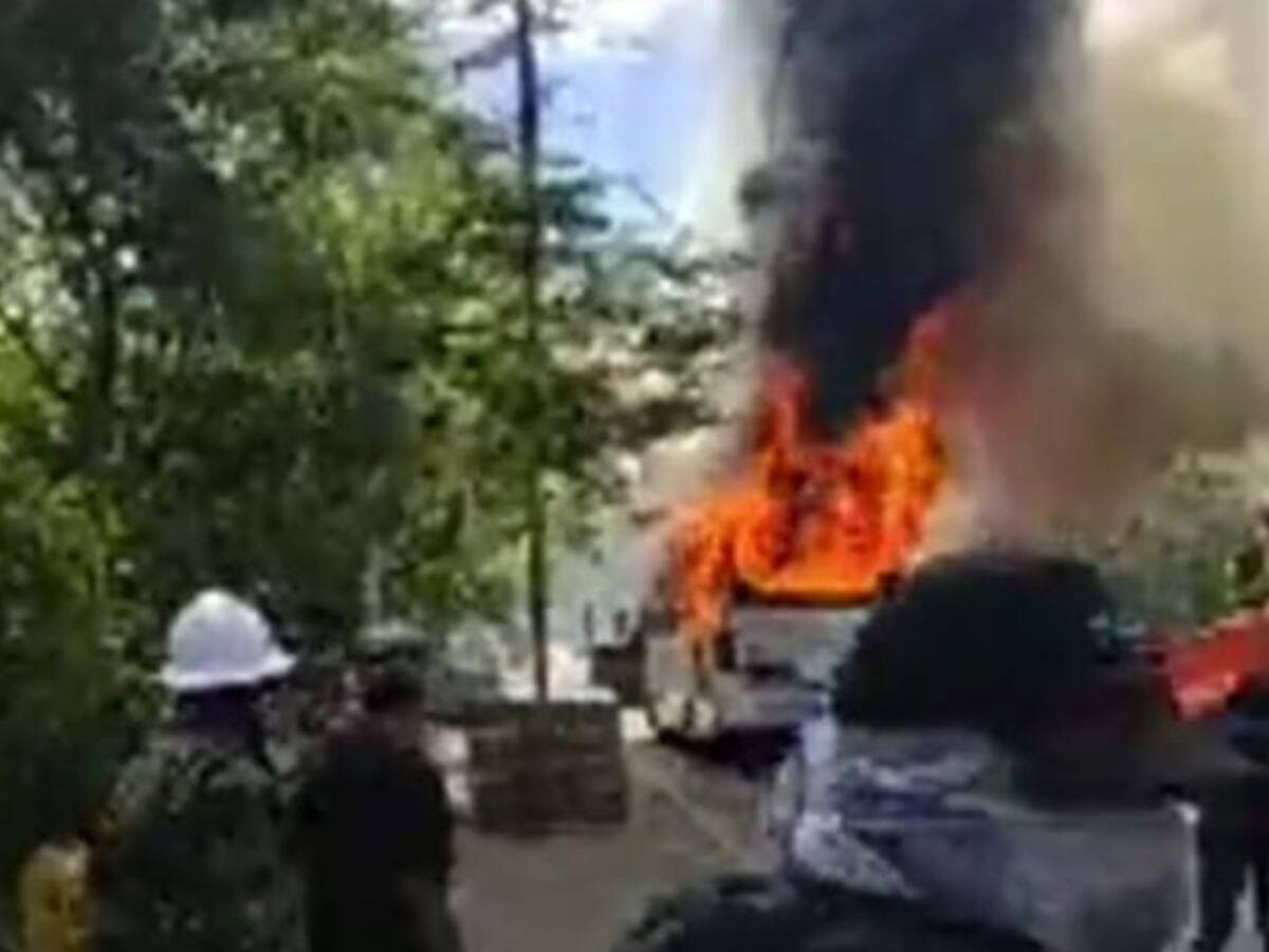 Dos vehículos quemados deja protesta en la vía Neiva-Bogotá