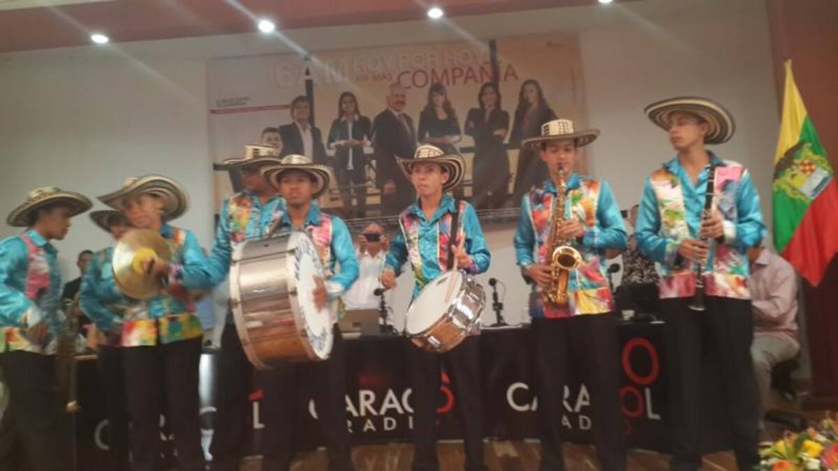 Darío Arizmendi y su equipo desde la heroica, mostrando lo mejor de la ciudad y sus gentes. Foto: Caracol Radio.