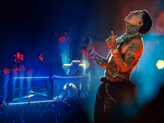 ¡Histórico! Blessd deslumbró en Bogotá con un show memorable en el Vive Claro: regaló una casa