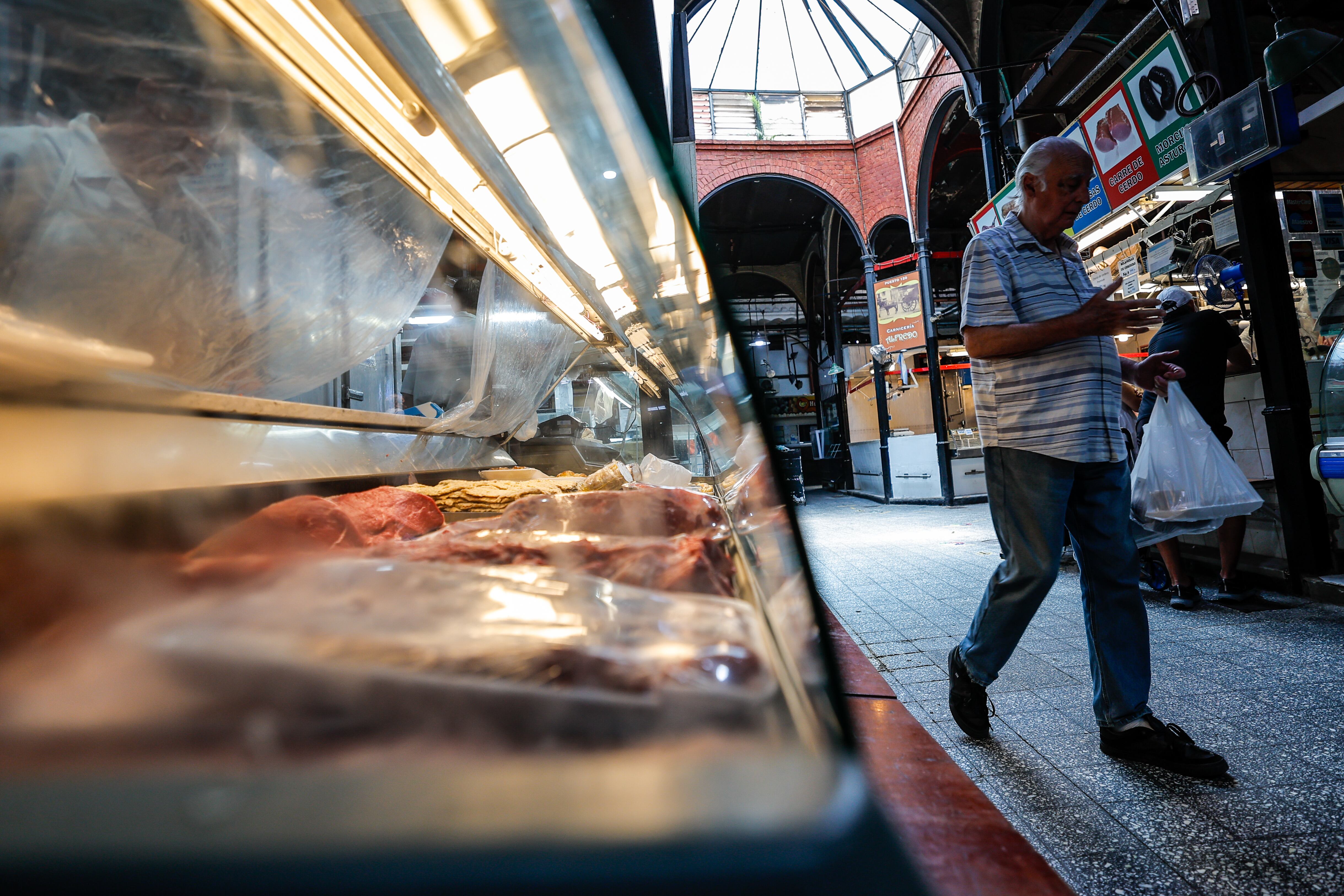 AME8617. BUENOS AIRES (ARGENTINA), 11/01/2024.- Un cliente completa su compra en un mercado el 5 de enero de 2024 en Buenos Aires (Argentina). El índice de precios al consumidor (IPC) en Argentina se ubicó en diciembre en el 211,4 % interanual, después de crecer el 25,5 % en comparación con noviembre, informó este miércoles el Instituto Nacional de Estadística y Censos (Indec). EFE/ Juan Ignacio Roncoroni