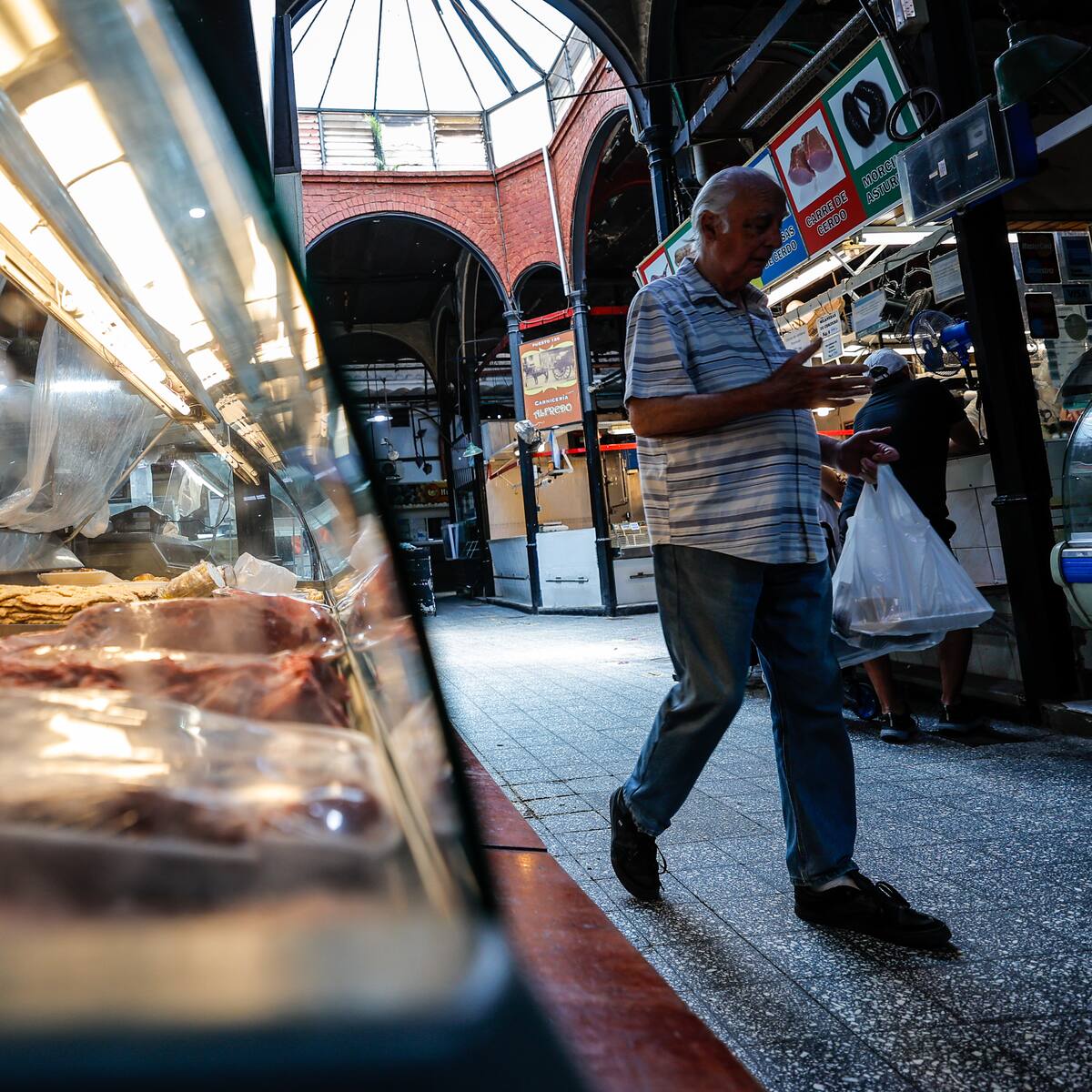 Inflación en Argentina alcanzó 25,5% en diciembre y 211,4% en todo 2023