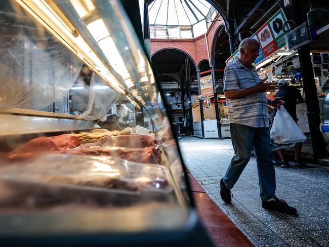 AME8617. BUENOS AIRES (ARGENTINA), 11/01/2024.- Un cliente completa su compra en un mercado el 5 de enero de 2024 en Buenos Aires (Argentina). El índice de precios al consumidor (IPC) en Argentina se ubicó en diciembre en el 211,4 % interanual, después de crecer el 25,5 % en comparación con noviembre, informó este miércoles el Instituto Nacional de Estadística y Censos (Indec). EFE/ Juan Ignacio Roncoroni