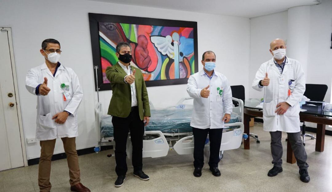 Gerente de la Edeq en compañía de las directivas del San Juan de Dios en la entrega de elementos y equipos