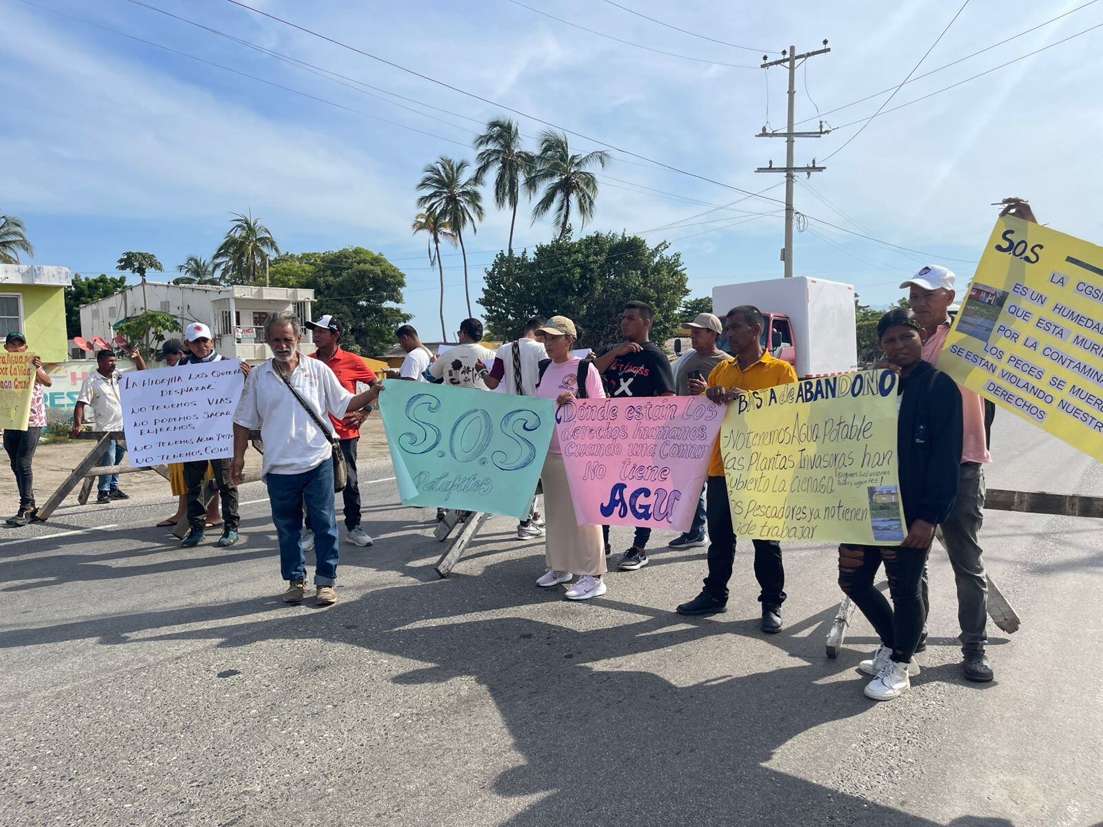 Bloqueo en la vía Ciénaga - Barranquilla por parte de comunidades de los pueblos palafitos