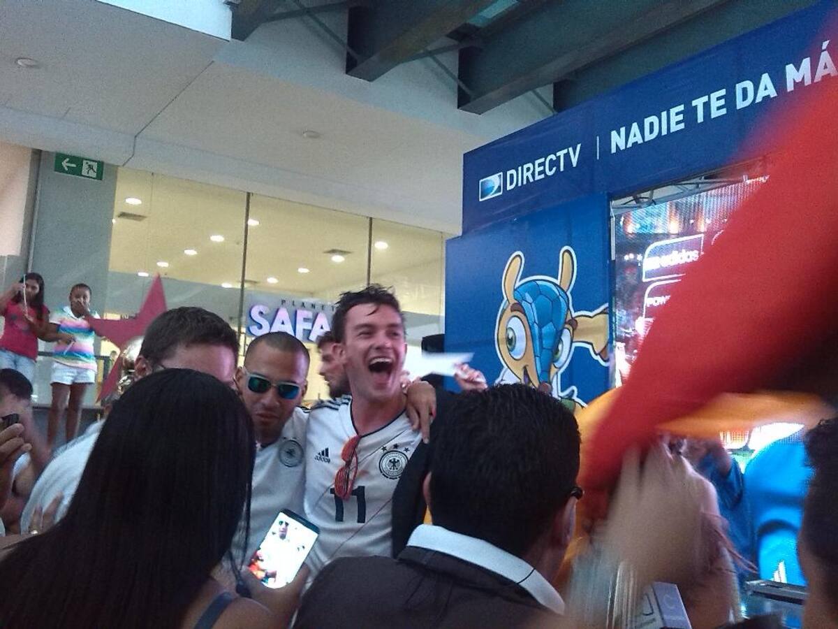 Con cornetas, banderas y cerveza la colonia alemana celebró el triunfo en el centro comercial Premium Plaza.