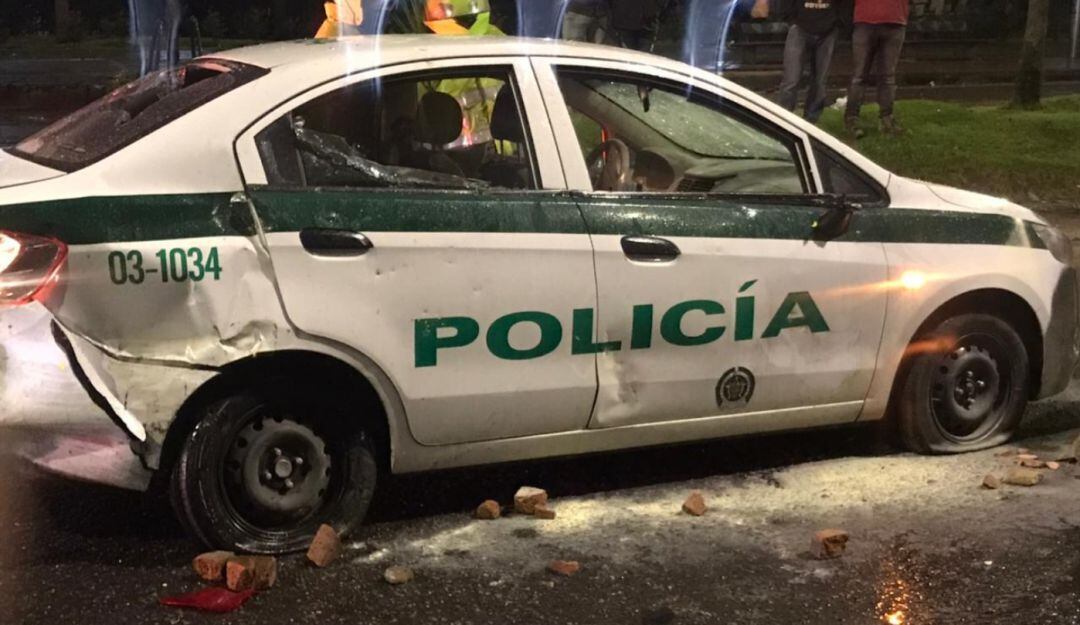 Patrulla incendiada en Bogotá. 