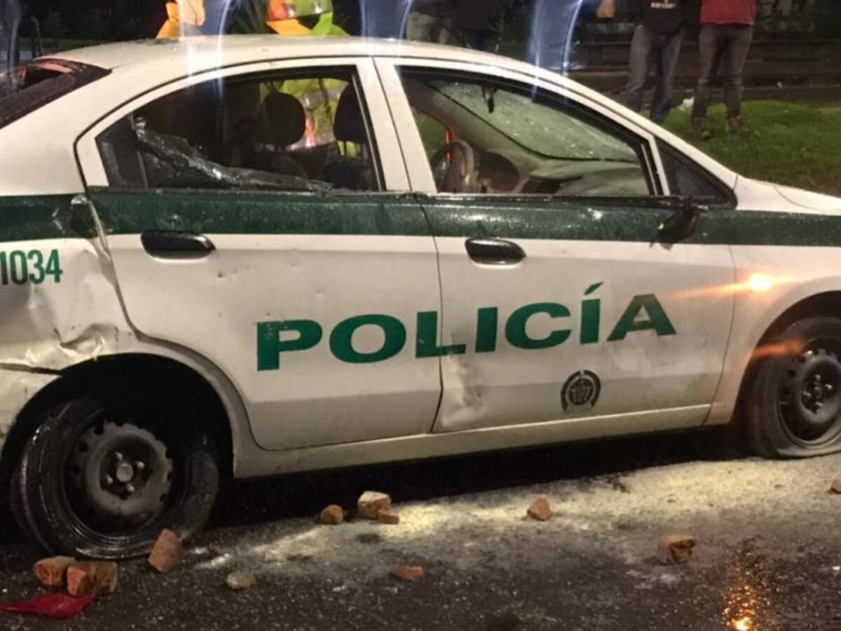 Bogotá: Manifestantes atacaron con bomba incendiaria a patrulla de Policía