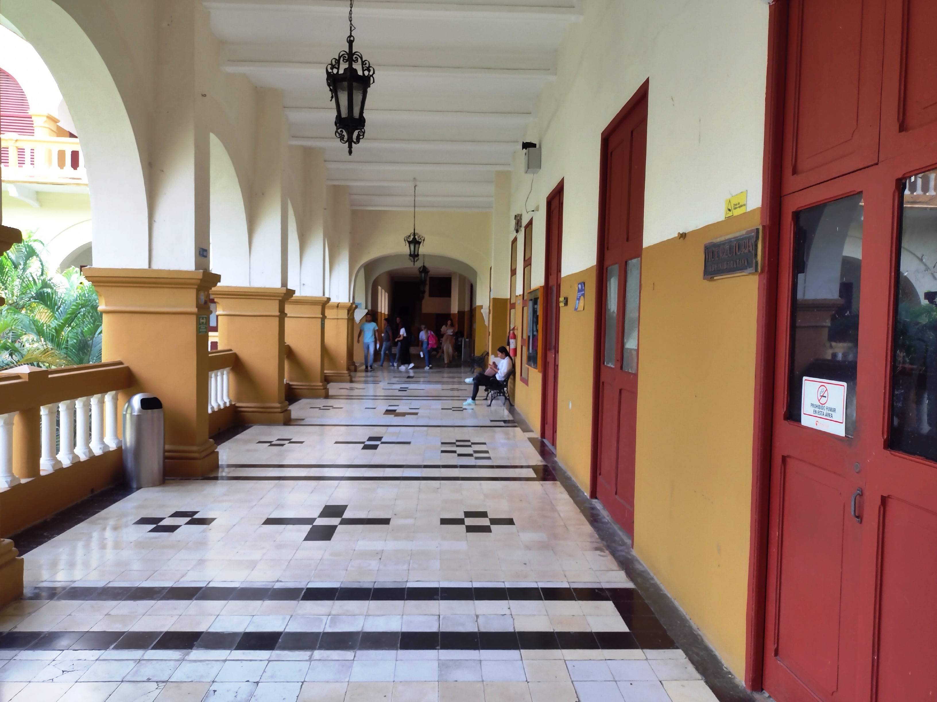 La cartera sancionó a la UdeC y a dos directivos por supuestas demoras y omisiones en la atención de una denuncia de una estudiante